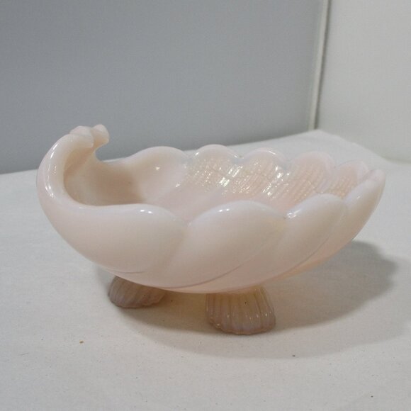 Adorable Vintage Pearl Pink Cambridge Glass Sea Shell Footed Soap Trinket Dish - Picture 7 of 9